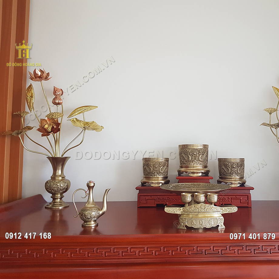 Hai lọ hoa bằng đồng được đặt hai b&ecirc;n, ph&iacute;a b&ecirc;n ngo&agrave;i ban thờ gia ti&ecirc;n